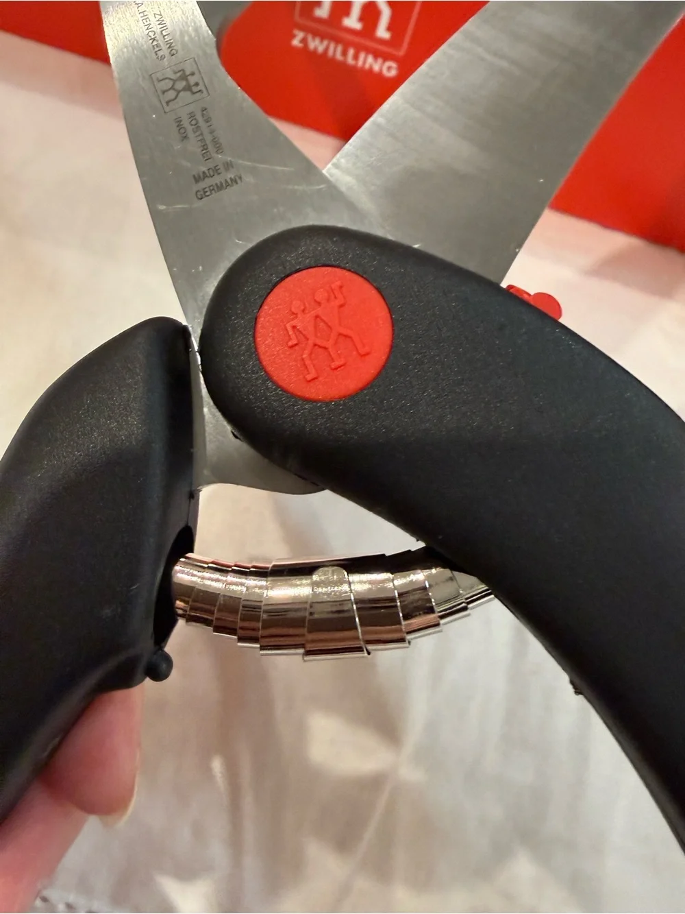 ZWILLING J.A. Henckels Poultry Shears in Black and Red Lockable